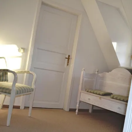 Apartment Ferienhaushaelfte Am Museum Alkersum